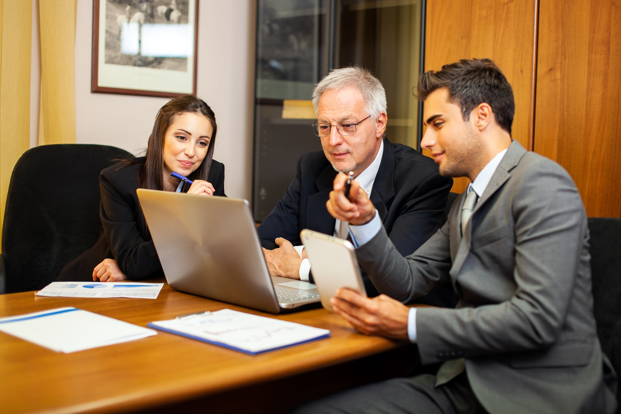 Grupo de empresarios discutiendo